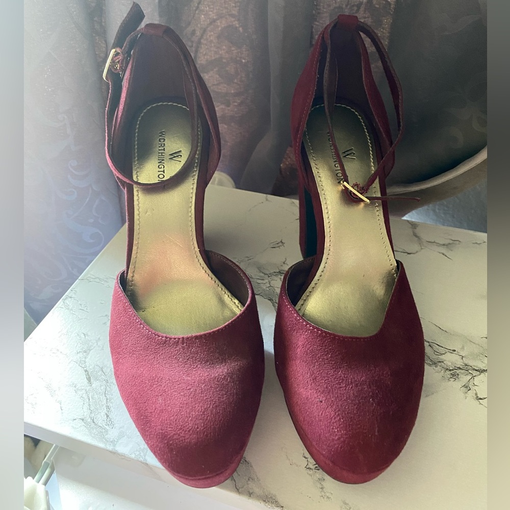 Worthington burgundy heels size 7.